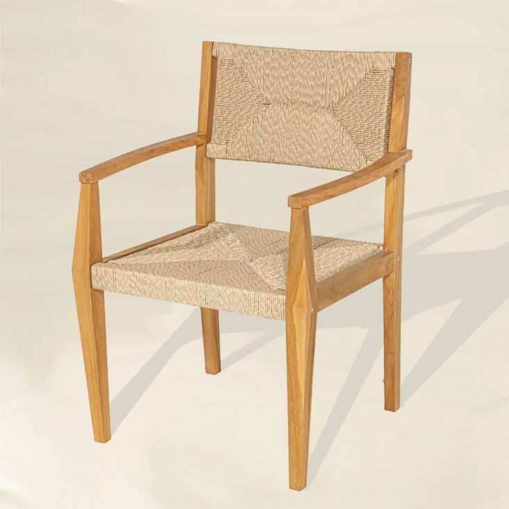 chaise de jardin en bois de teck avec accoudoirs en cordes tressées beige